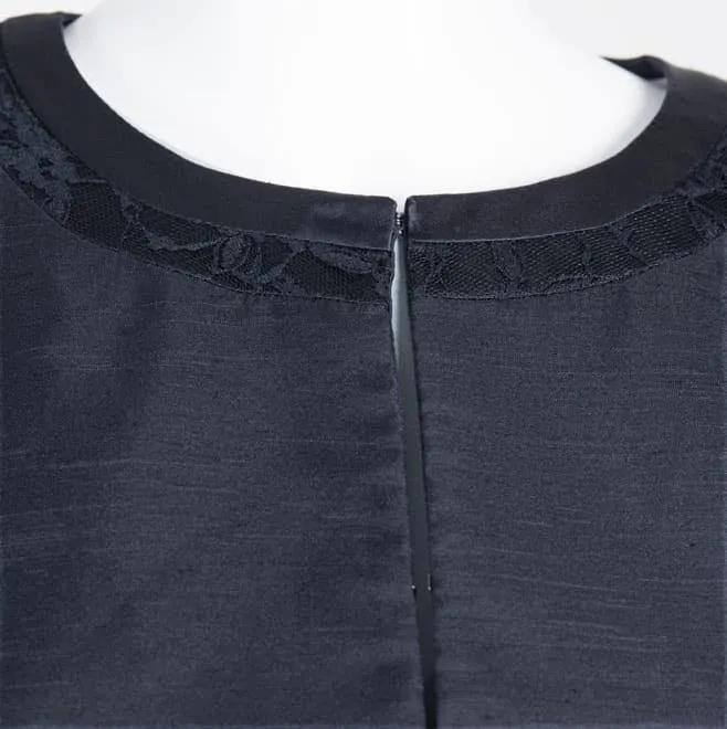 ネイビーの襟なし長袖ジャケット