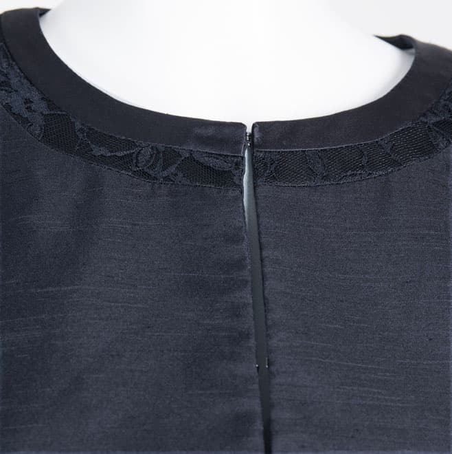 ネイビーの襟なし長袖ジャケット