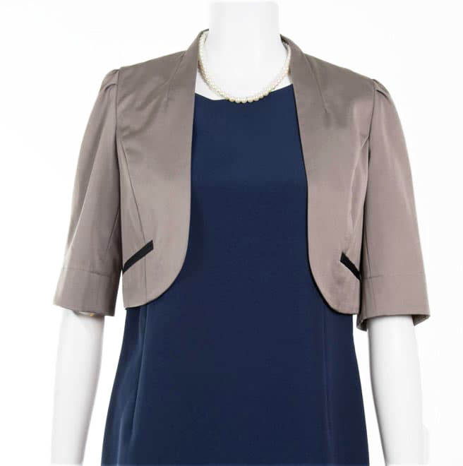 グレーブラウンの5分袖ジャケット