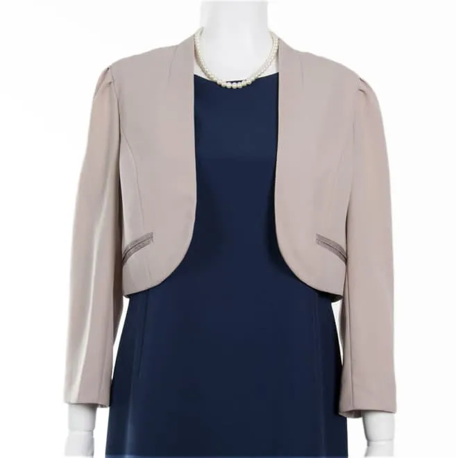 ベージュの七分袖ジャケット