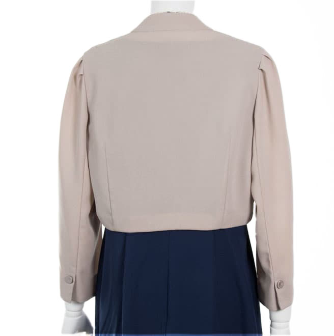 ベージュの七分袖ジャケット