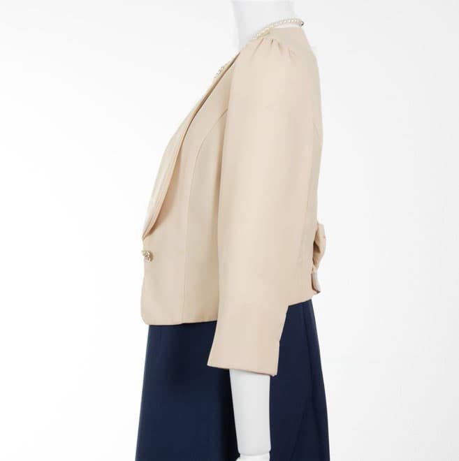 ベージュのラインストーンボタンジャケット