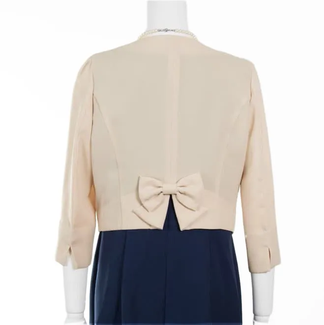 ベージュのラインストーンボタンジャケット