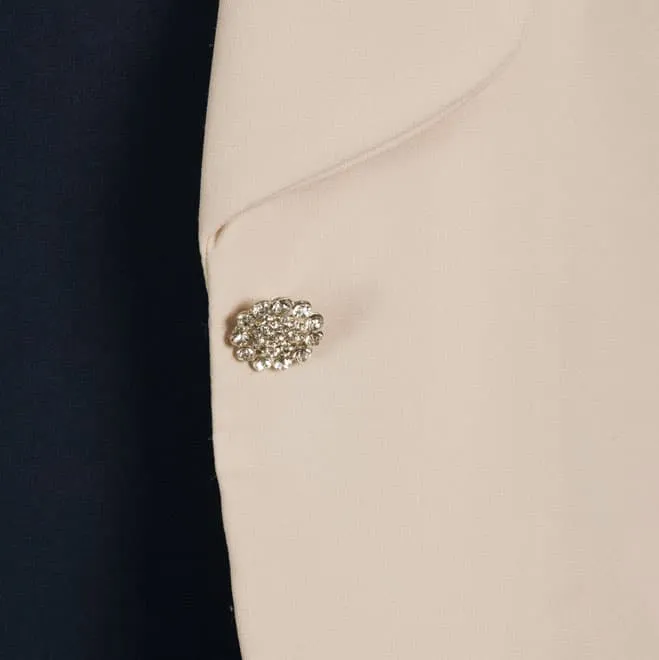 ベージュのラインストーンボタンジャケット