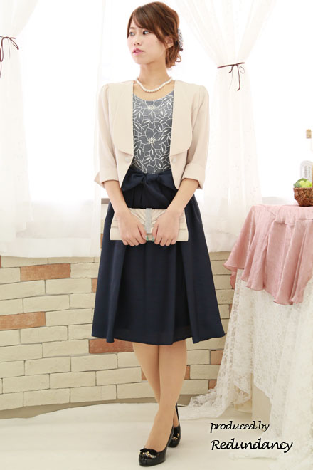 ベージュのラインストーンボタンジャケット