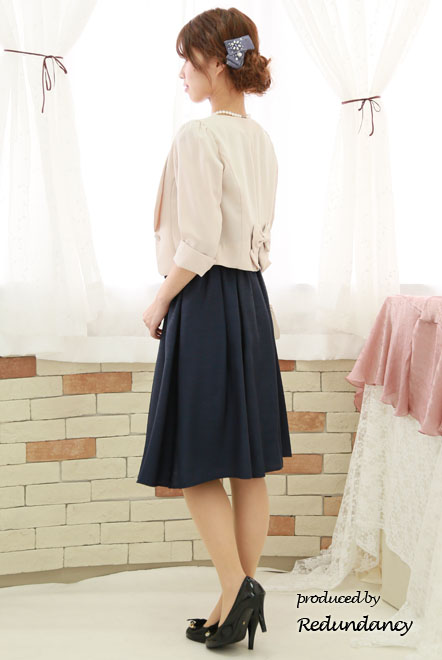 ベージュのラインストーンボタンジャケット