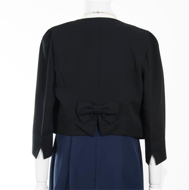 ブラックのラインストーンボタンジャケット