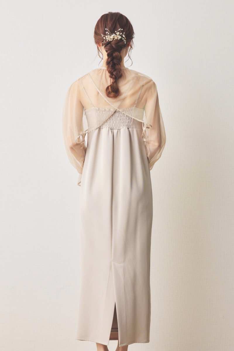 ベージュのチュールトップスレイヤードドレス