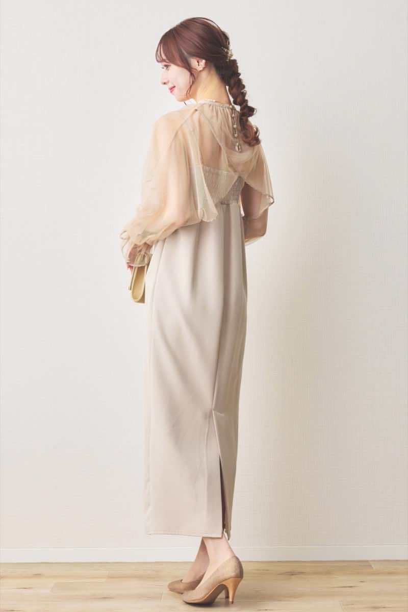 ベージュのチュールトップスレイヤードドレス