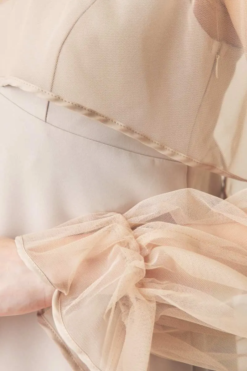 ベージュのチュールトップスレイヤードドレス