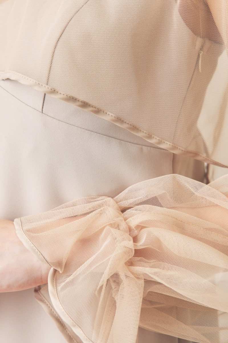 ベージュのチュールトップスレイヤードドレス