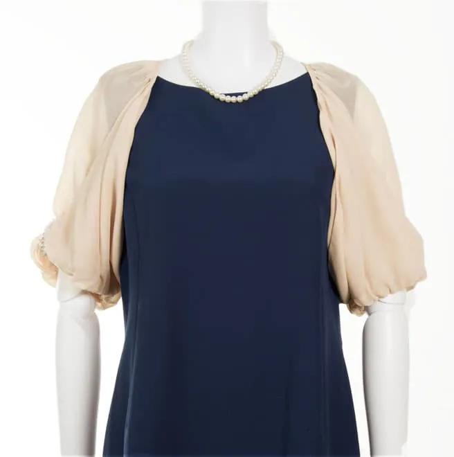 ベージュの袖ラインストーンボレロ