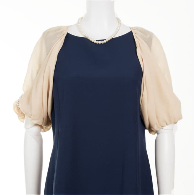 ベージュの袖ラインストーンボレロ