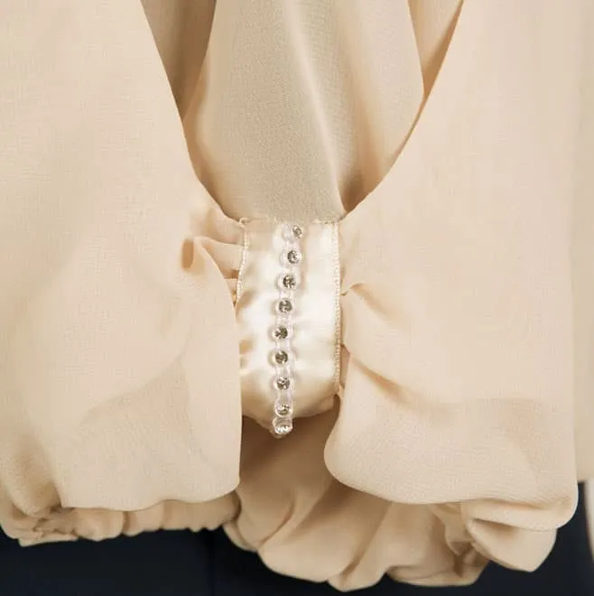 ベージュの袖ラインストーンボレロ