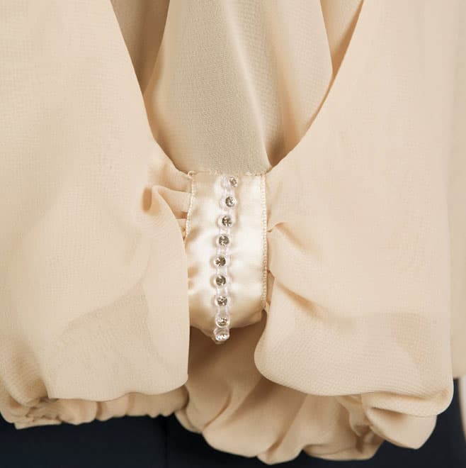 ベージュの袖ラインストーンボレロ