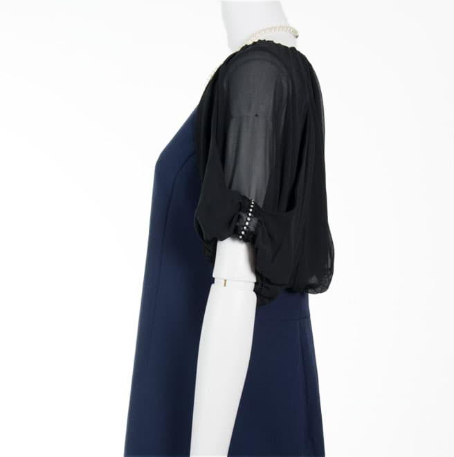ブラックの袖ラインストーンボレロ