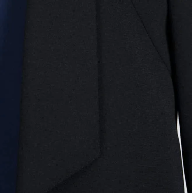 ブラックのシンプル長袖ジャケット