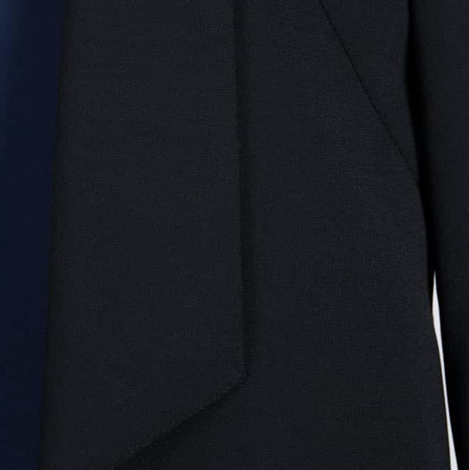 ブラックのシンプル長袖ジャケット