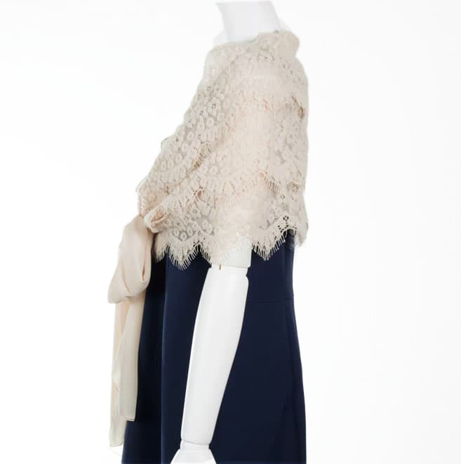 ピンクベージュのもこもこレースストール