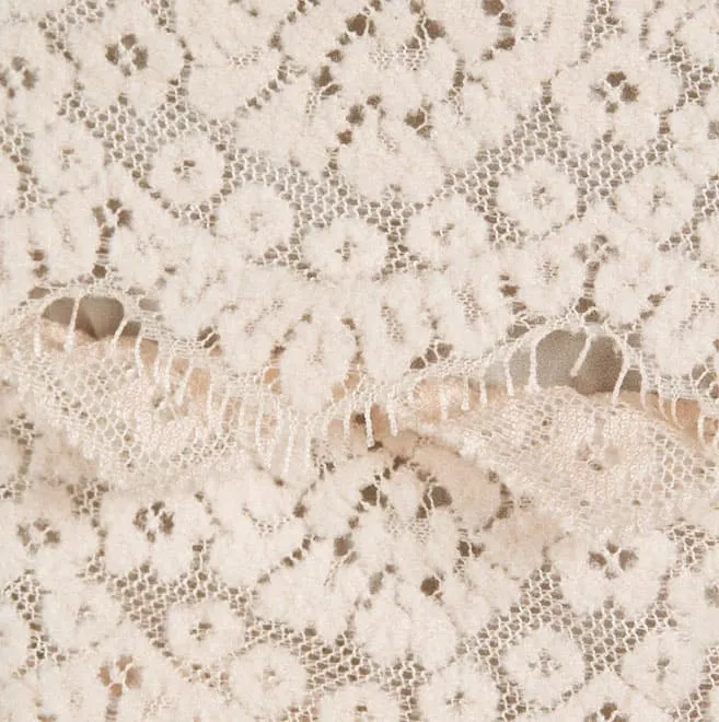 ピンクベージュのもこもこレースストール