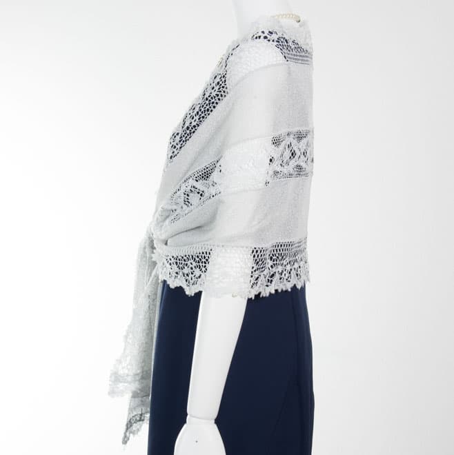 シルバーのラメと刺繍レースのストール