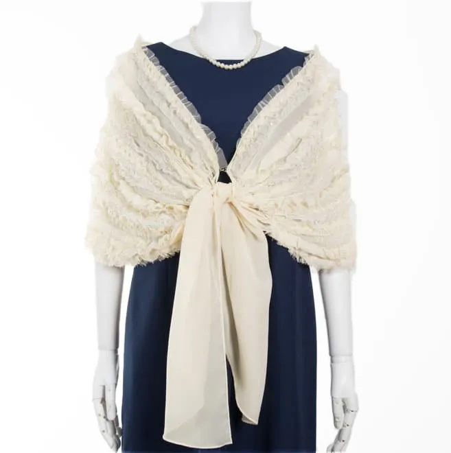 ライトベージュのスパンコール付フリルストール