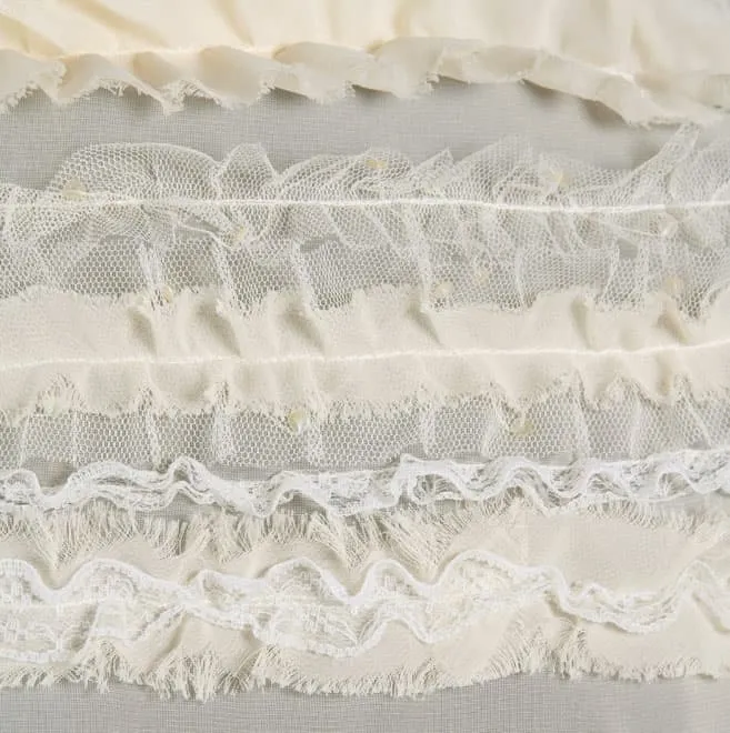 ライトベージュのスパンコール付フリルストール