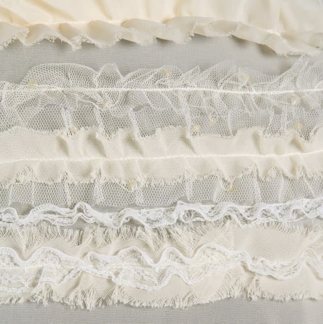 ライトベージュのスパンコール付フリルストール