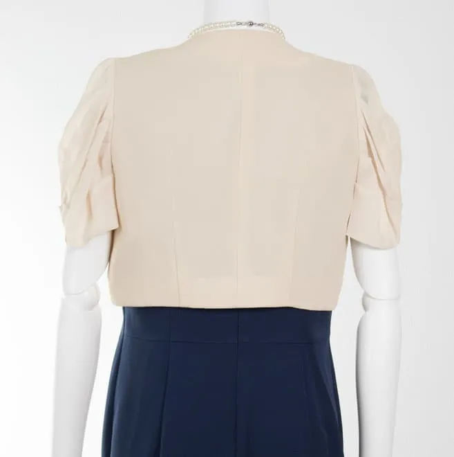 ライトベージュのジャケット風シンプルボレロ