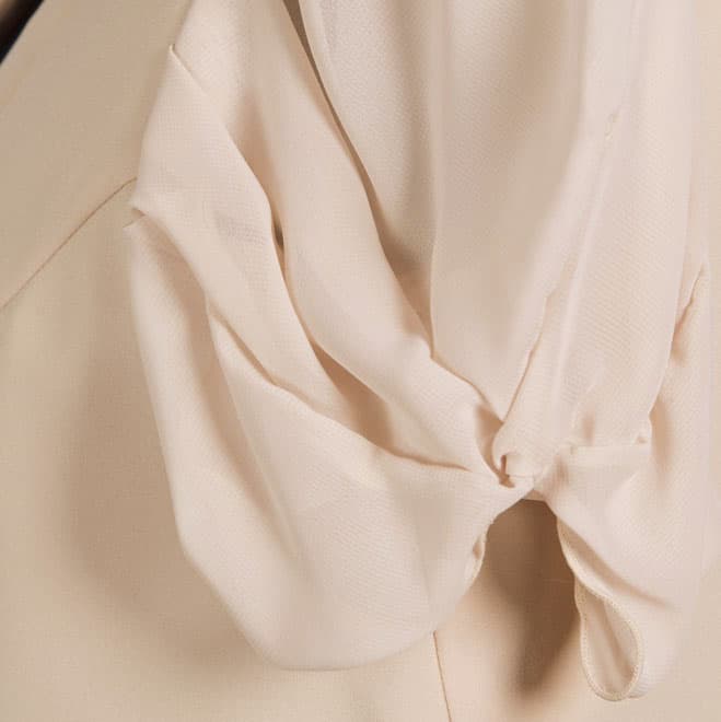 ライトベージュのジャケット風シンプルボレロ