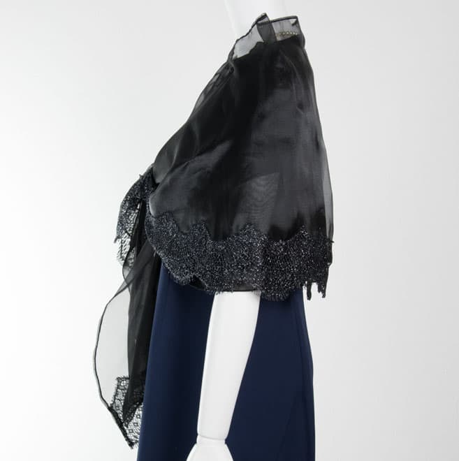 ブラックの袖付きオーガンジーストール