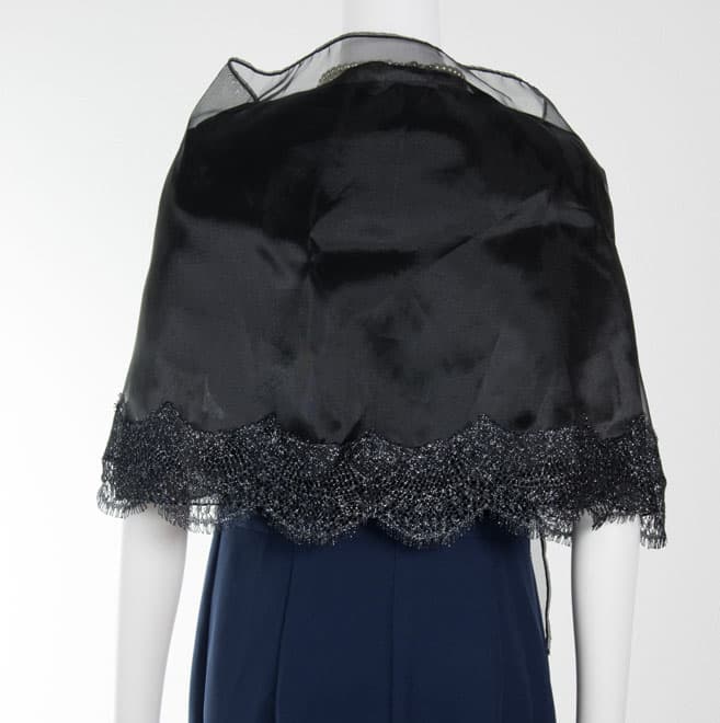 ブラックの袖付きオーガンジーストール