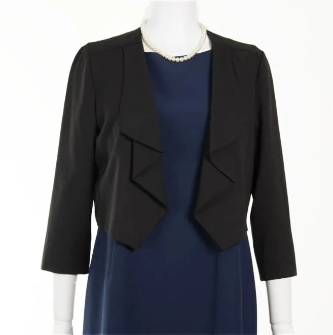 ブラックのプリーツ襟前下がりジャケット