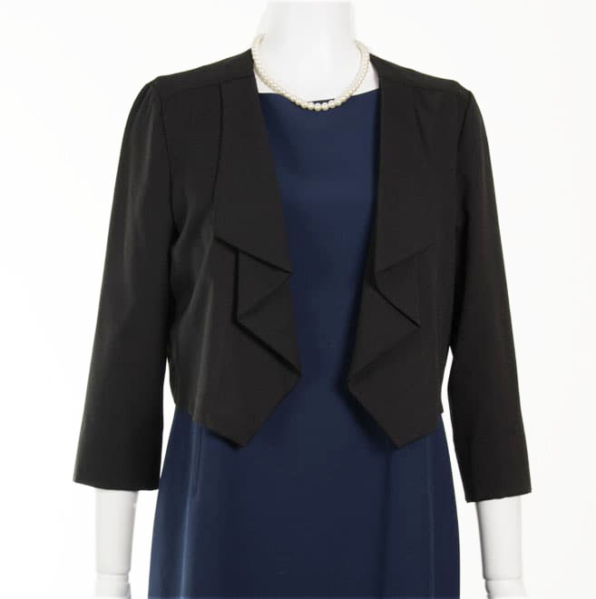 ブラックのプリーツ襟前下がりジャケット