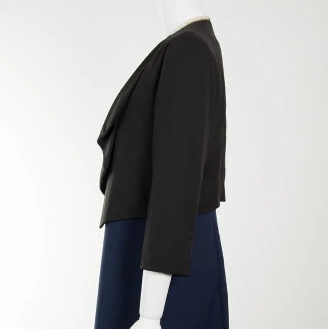 ブラックのプリーツ襟前下がりジャケット