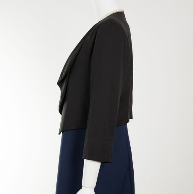 ブラックのプリーツ襟前下がりジャケット