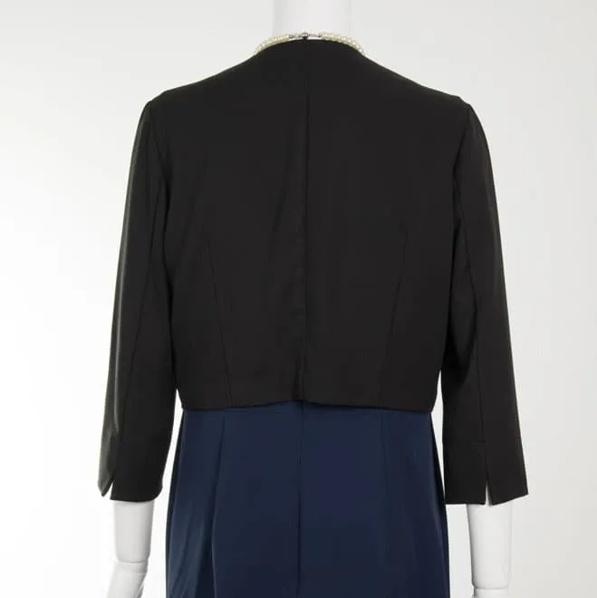 ブラックのプリーツ襟前下がりジャケット