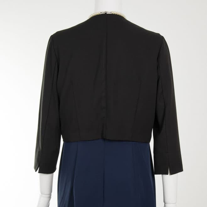 ブラックのプリーツ襟前下がりジャケット