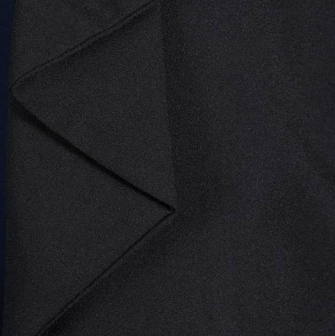 ブラックのプリーツ襟前下がりジャケット