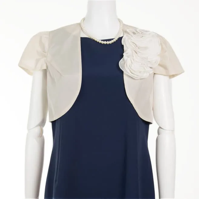 ライトベージュの胸元花モチーフボレロ