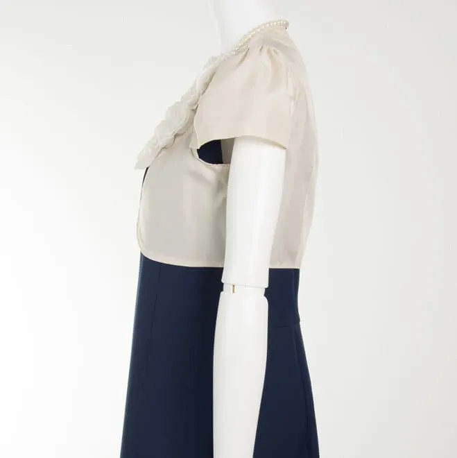 ライトベージュの胸元花モチーフボレロ