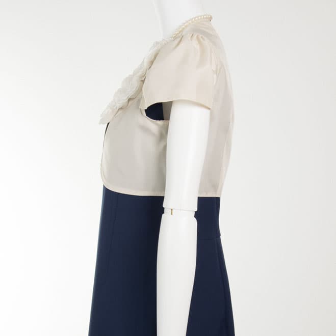 ライトベージュの胸元花モチーフボレロ