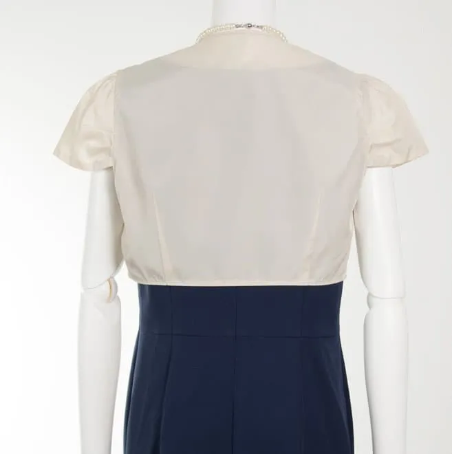 ライトベージュの胸元花モチーフボレロ