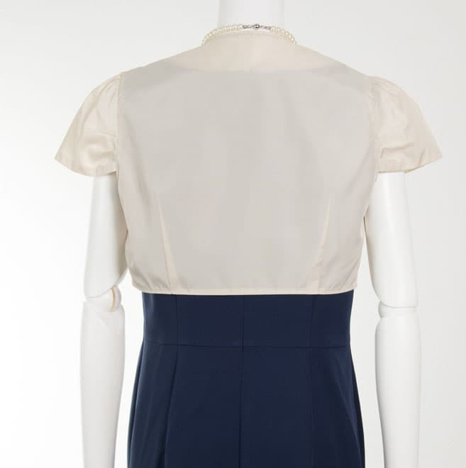 ライトベージュの胸元花モチーフボレロ