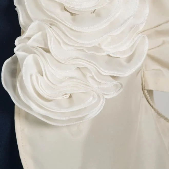 ライトベージュの胸元花モチーフボレロ