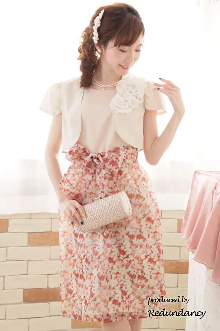 ライトベージュの胸元花モチーフボレロ