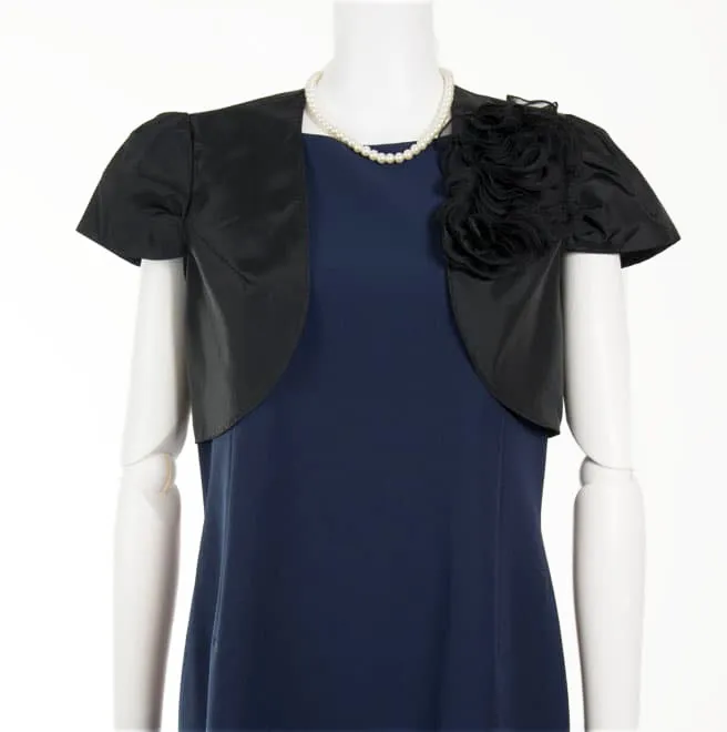 ブラックの胸元花モチーフボレロ