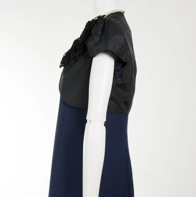 ブラックの胸元花モチーフボレロ