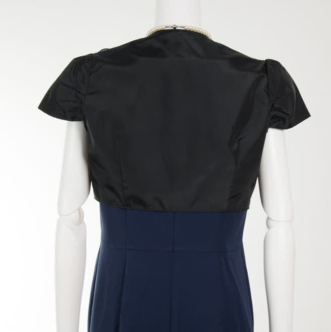 ブラックの胸元花モチーフボレロ