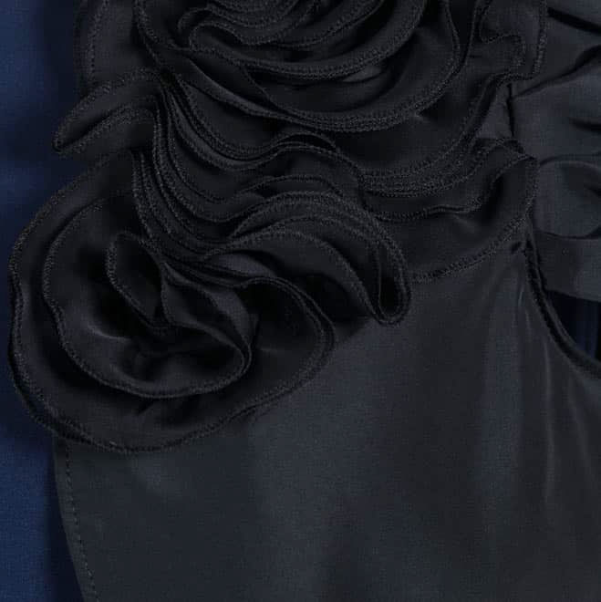 ブラックの胸元花モチーフボレロ